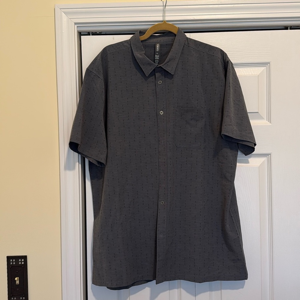 NWOT Vuori Men’s XXL Bridge Button up All Over Pattern Comfort Casual